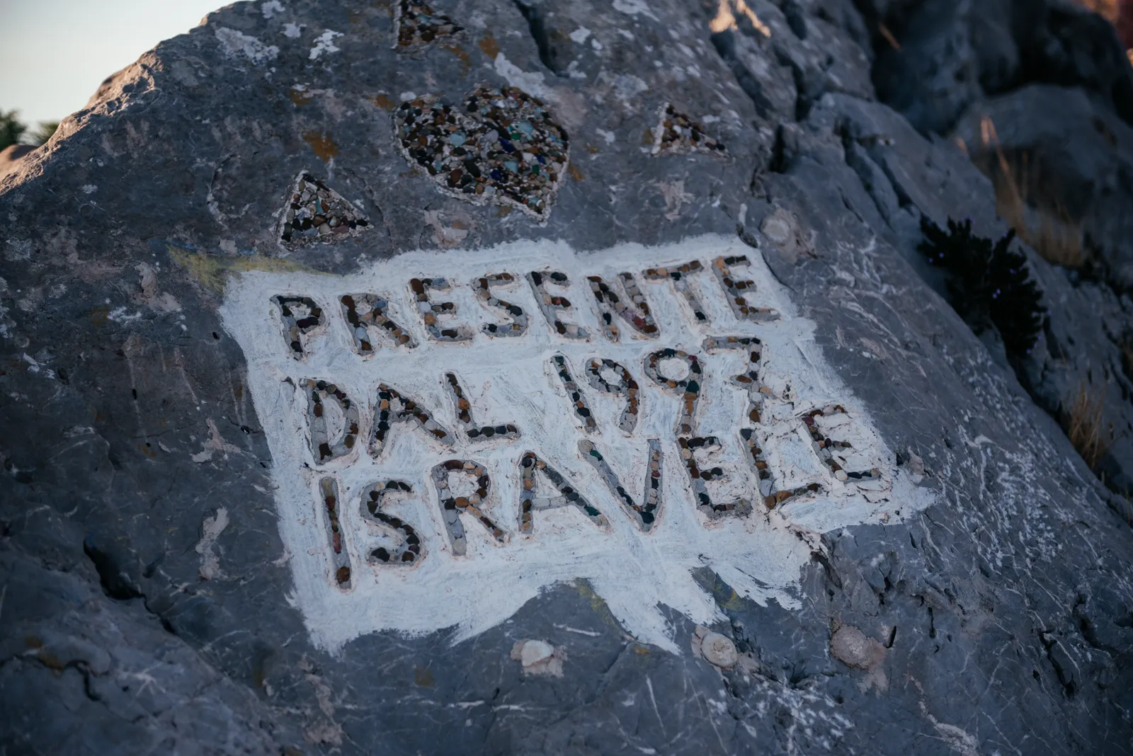 A boulder on the Via Santa hand-painted 'Presente dal 1997 Isravele' with a Star of David above it